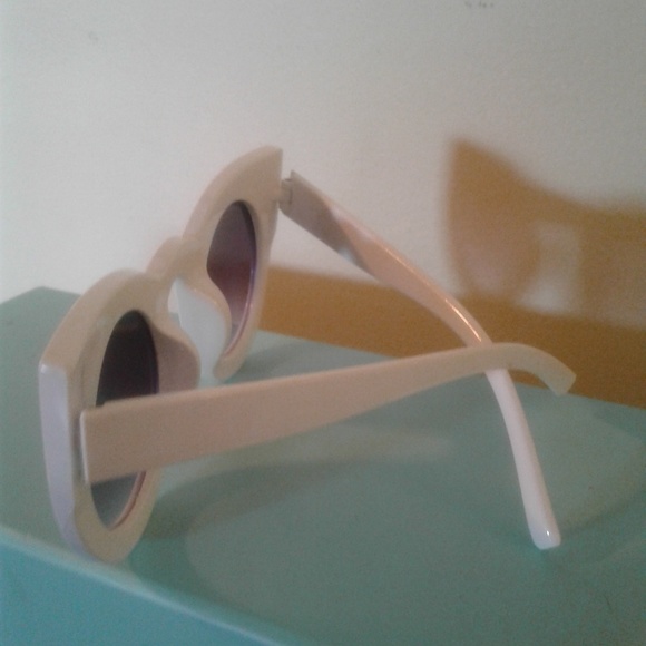 BRAND NEW WOMAN'S SUNGLASSES WHITE - Picture 3 of 3